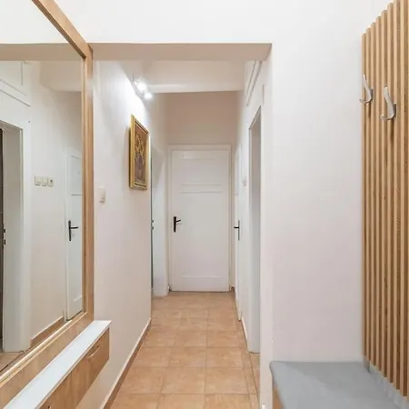 Апартаменты Gorgeous 2 Bdrm Fully Equipped Flat, Location