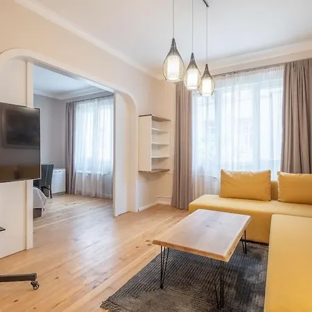 Gorgeous 2 Bdrm Fully Equipped Flat, Location *