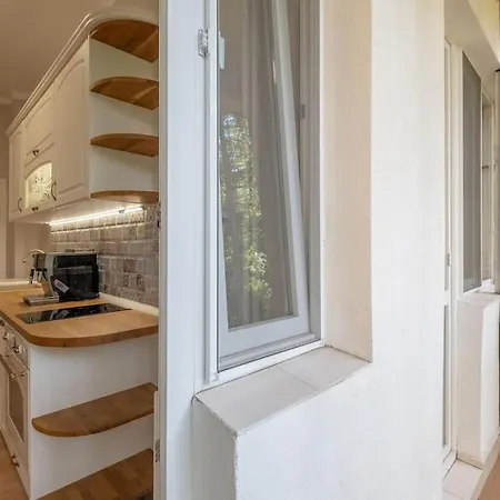 Gorgeous 2 Bdrm Fully Equipped Flat, Location