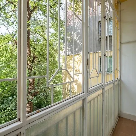 Gorgeous 2 Bdrm Fully Equipped Flat, Location