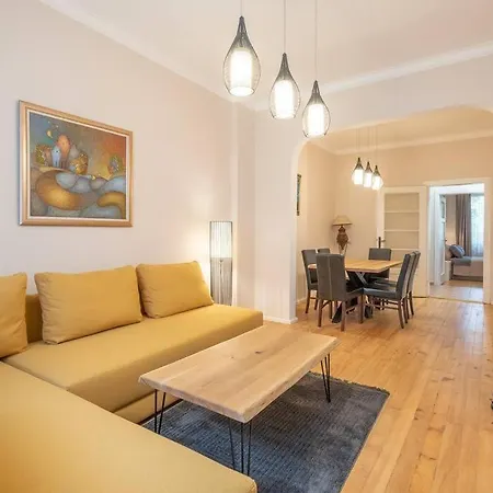 Gorgeous 2 Bdrm Fully Equipped Flat, Location