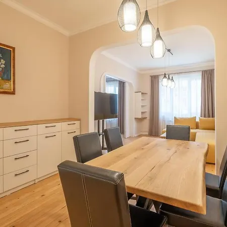 Gorgeous 2 Bdrm Fully Equipped Flat, Location