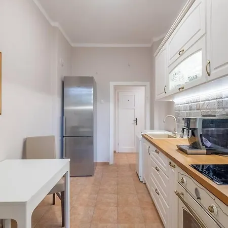 Gorgeous 2 Bdrm Fully Equipped Flat, Location アパート *