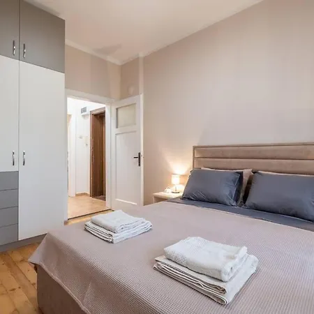 Gorgeous 2 Bdrm Fully Equipped Flat, Location *