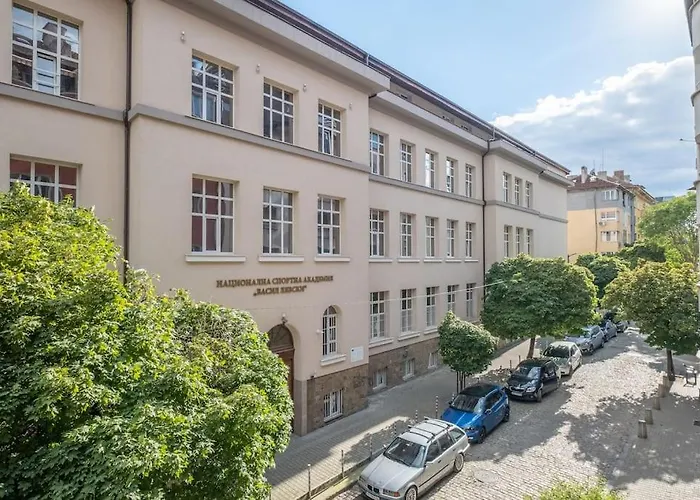 Gorgeous 2 Bdrm Fully Equipped Flat, Location