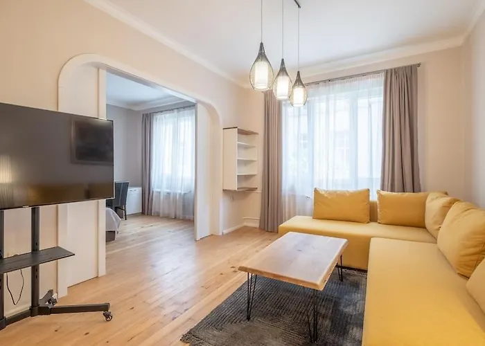 Gorgeous 2 Bdrm Fully Equipped Flat, Location *