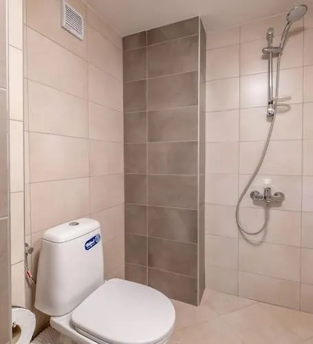 Gorgeous 2 Bdrm Fully Equipped Flat, Location