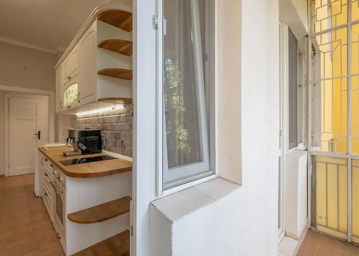 Gorgeous 2 Bdrm Fully Equipped Flat, Location