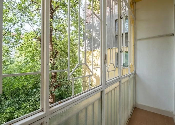 Gorgeous 2 Bdrm Fully Equipped Flat, Location