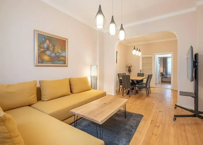 Gorgeous 2 Bdrm Fully Equipped Flat, Location