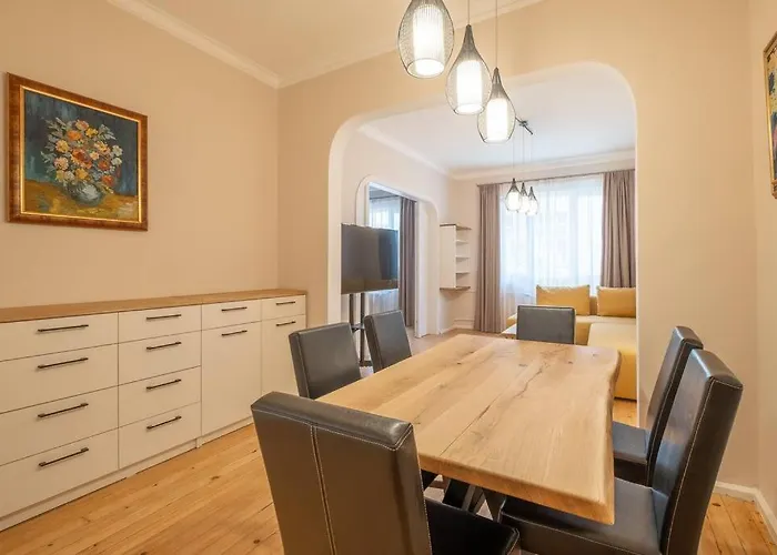 Gorgeous 2 Bdrm Fully Equipped Flat, Location