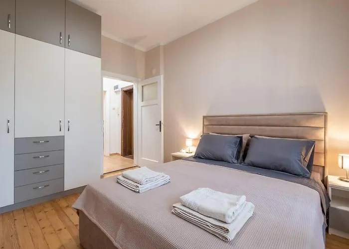 Gorgeous 2 Bdrm Fully Equipped Flat, Location *